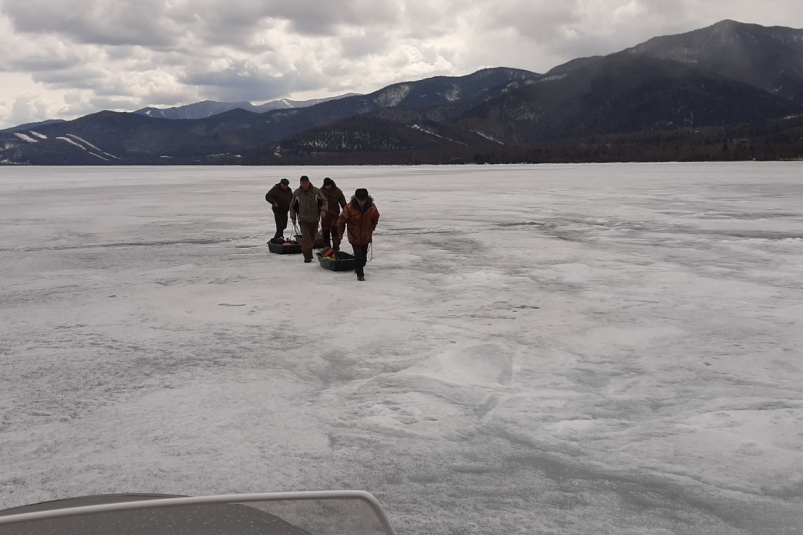 Спасатели вызволили шестерых человек со льда водоемов в Иркутской области