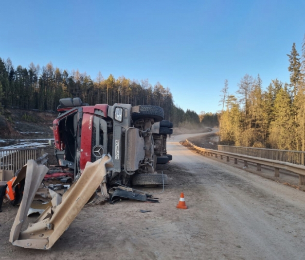 Водитель лесовоза разбился на федеральной трассе в Иркутской области