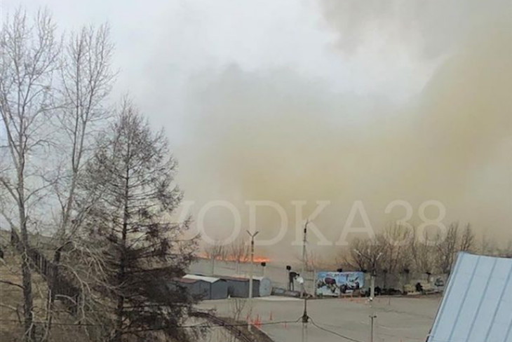 Неизвестные подожгли сухую траву в Свердловском и Ленинском округах Иркутска