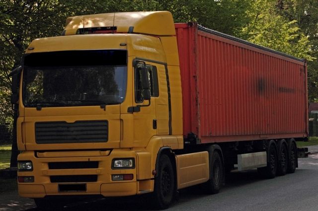 Движение грузовиков по трассам в летнее время ограничат в Иркутской области