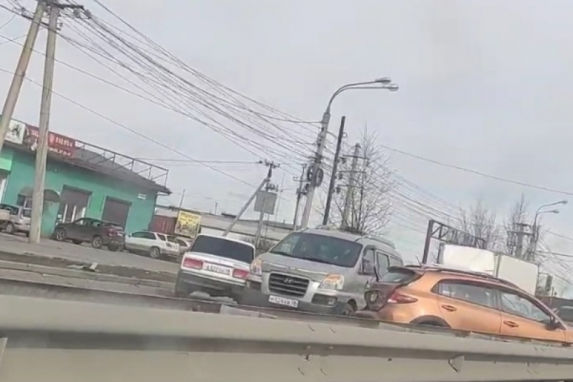 Микроавтобус, "Семерка" и иномарка столкнулись на улице Трактовой в Иркутске
