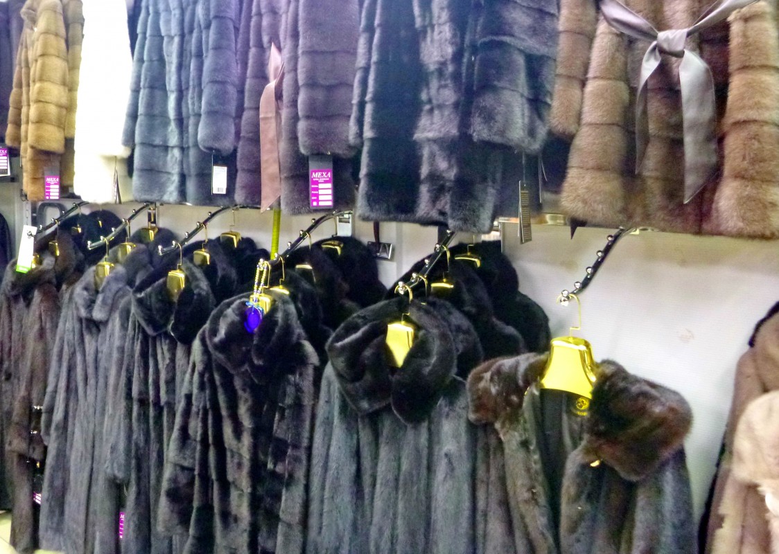 Таможня выявила 66 незаконных норковых шуб в одном из магазинов Иркутска