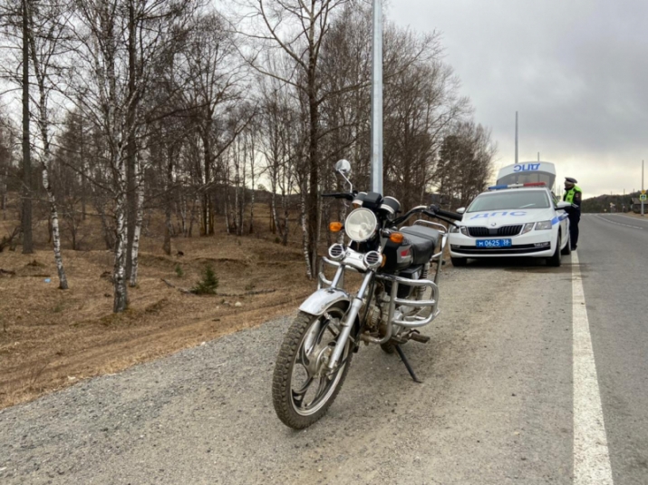 Полиция задержала 24-летнего "мотоциклиста-лишенца" без шлема в Приангарье