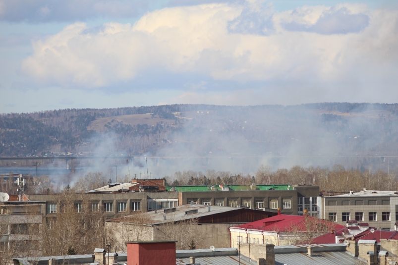 Иркутск заволокло дымом от подожженной травы на острове Комсомольском