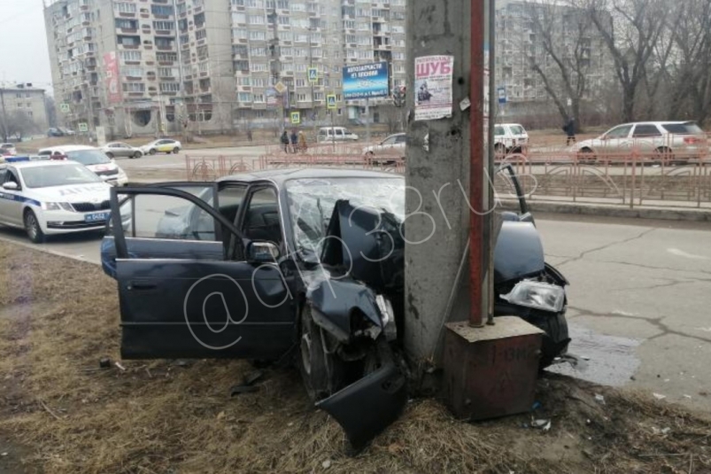 Иномарка "обняла" столб в Ангарске утром 15 апреля