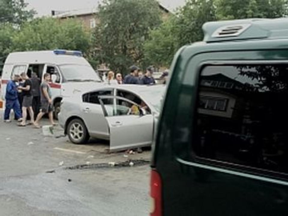 Восемь человек пострадали в Иркутске в столкновении маршрутки и иномарки
