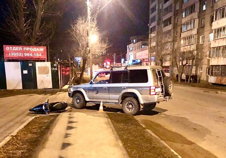 Подросток на мопеде столкнулся с внедорожником в Иркутске