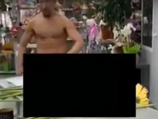 В Ангарске голый мужчина танцевал в цветочном магазине до приезда санитаров