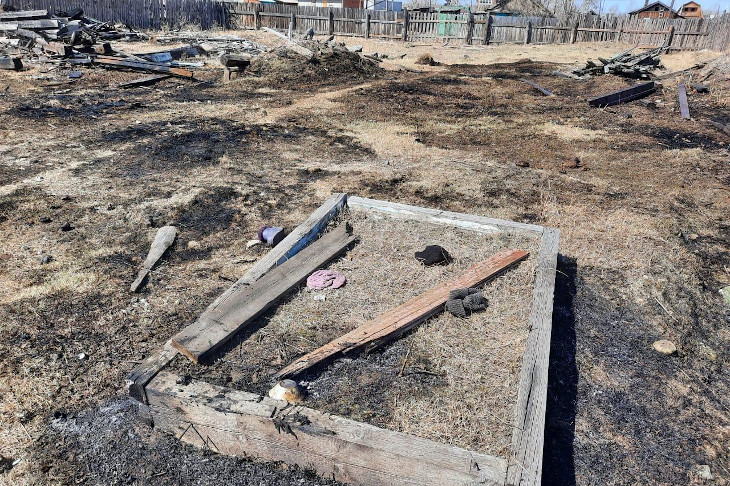 Пожарные нашли обгоревшее тело мужчины при тушении травы в Усть-Ордынском