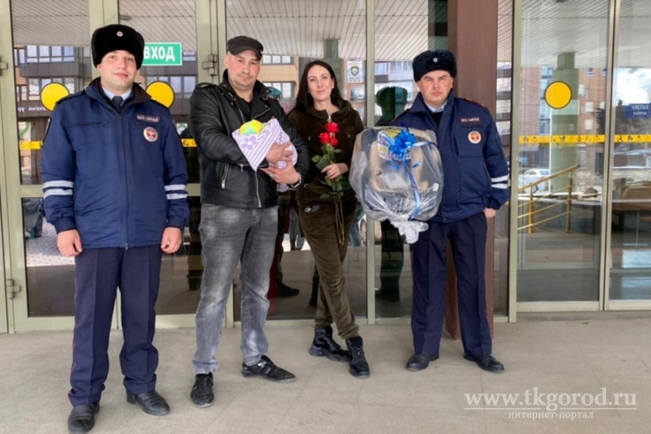 В Иркутске инспекторы ДПС сопроводили роженицу в Перинатальный центр
