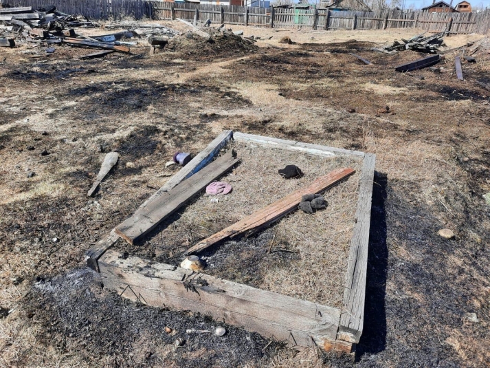 Тело мужчины обнаружили при тушении травы в поселке Усть-Ордынский в Иркутской области