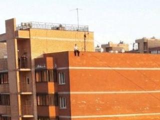 Мужчина, снятый с крыши иркутской 12-этажки, свистел и обращался к президенту
