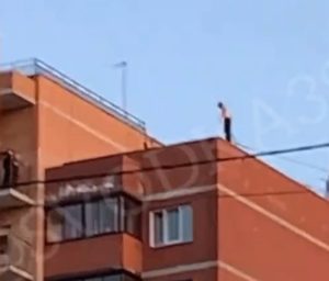 Мужчина пытается спрыгнуть с крыши многоэтажки в жилом комплексе &#8220;Союз&#8221; в Иркутске