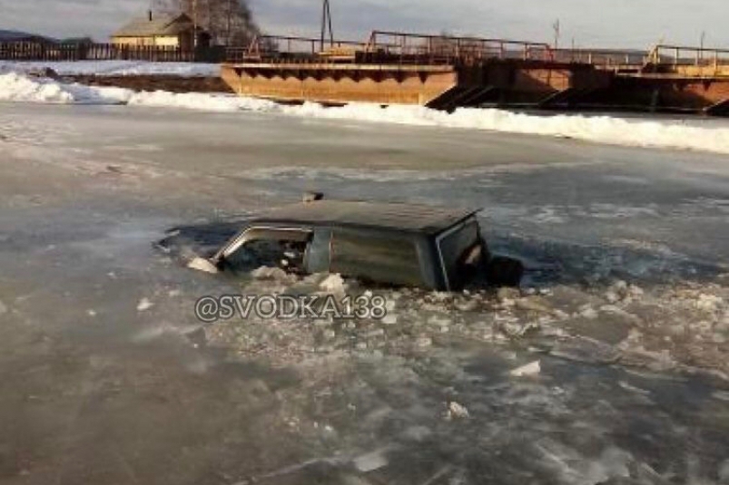 Автомобиль провалился под лед в районе Жигалово в Иркутской области