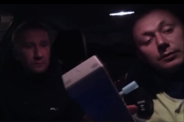 Полицейские вытащили пьяного водителя из машины через окно в Иркутске