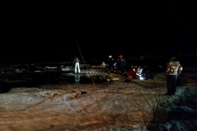 Два автомобиля провалились под лед в Иркутской области