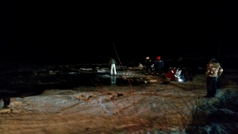 Двое мужчин погибли после провала иномарок под лед на водоемах в Иркутской области