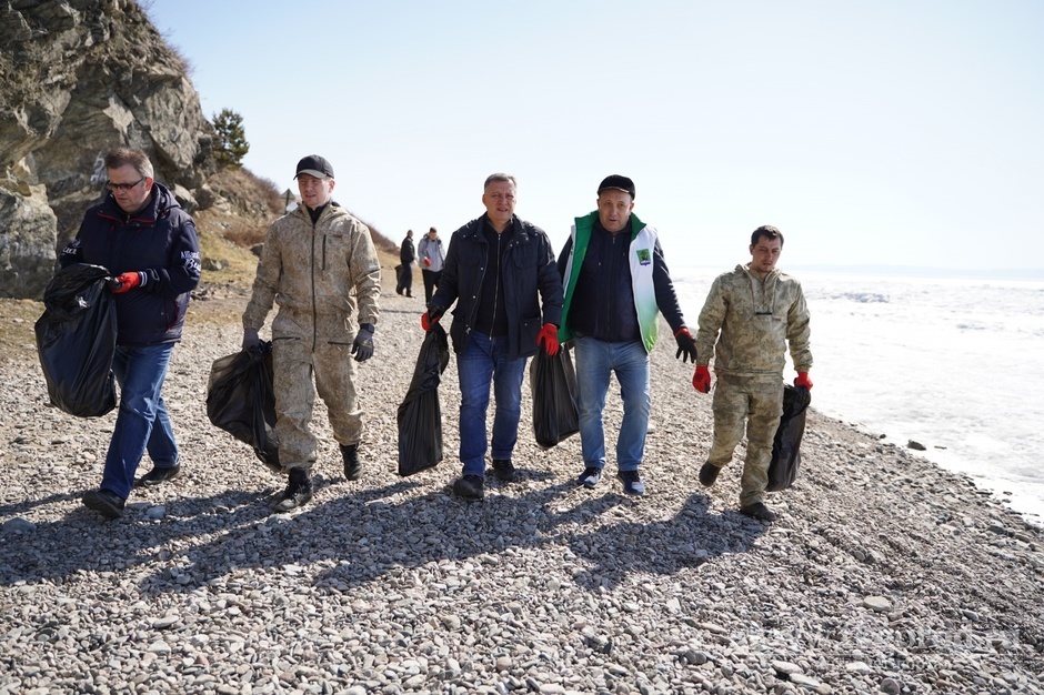 Губернатор Игорь Кобзев принял участие в субботнике, который прошёл на берегу Байкала