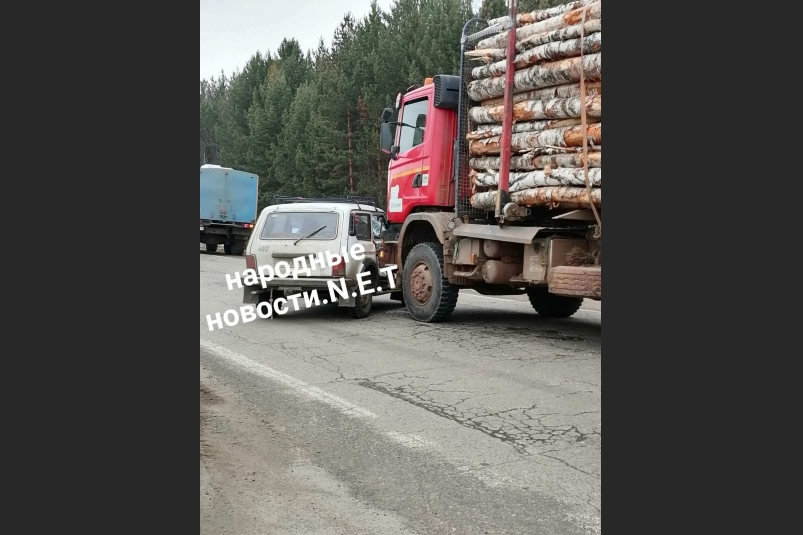 Пассажирка ВАЗа пострадала в столкновении с лесовозом под Братском 