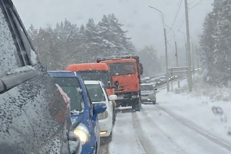 Автомобилисты попали в десятки ДТП в Иркутской области из-за снегопада