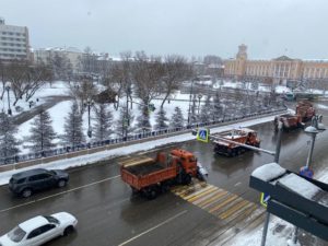 Более 35 единиц техники устраняют последствия снегопада в Иркутске
