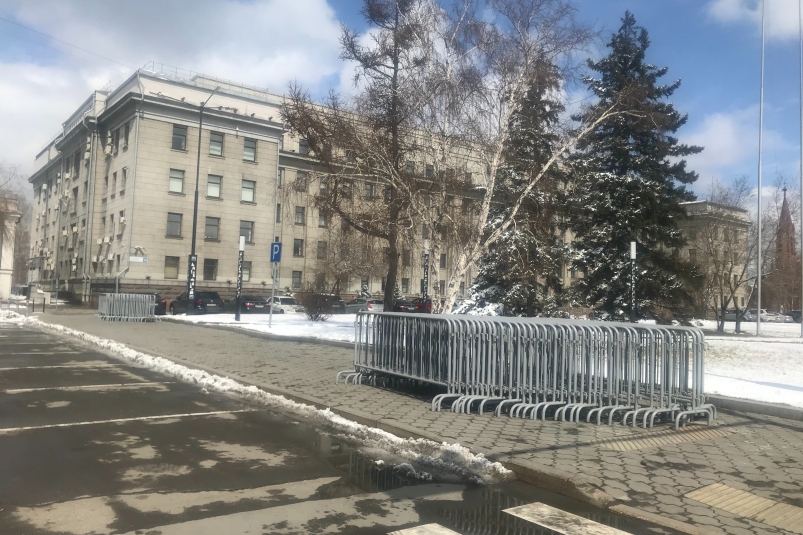 Ограждение поставили возле здания правительства Иркутской области