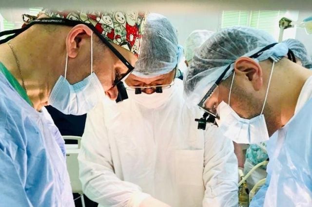 Иркутский врач Юрий Козлов провел операцию новорожденной девочке в Улан-Удэ
