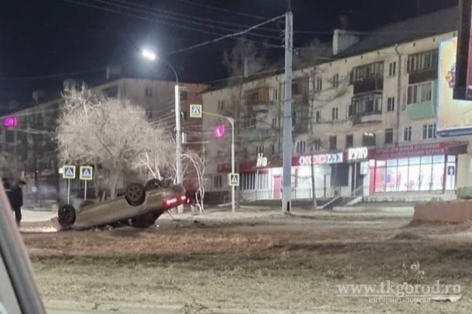 На одной из центральных улиц Братска перевернулся автомобиль