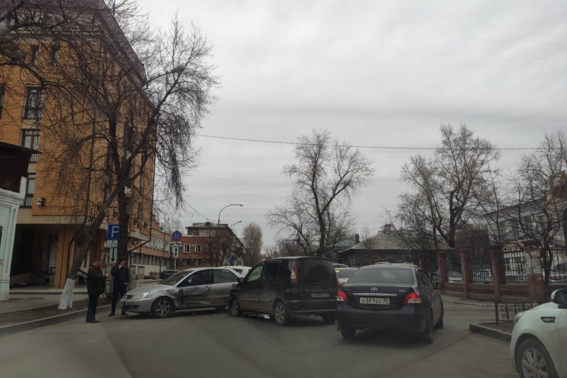 Два авто столкнулись поблизости здания областной Госавтоинспекции в Иркутске