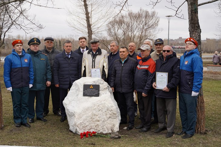 На бульваре Гагарина установили памятный камень к 35-й годовщине аварии на Чернобыльской АЭС
