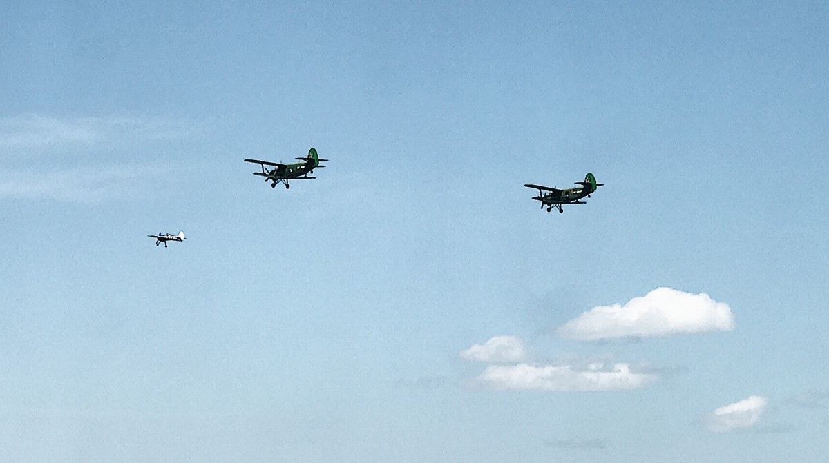 Ан-2 и Як-52 пролетели над Иркутском в честь автопробега &quot;С востока на запад России&quot;