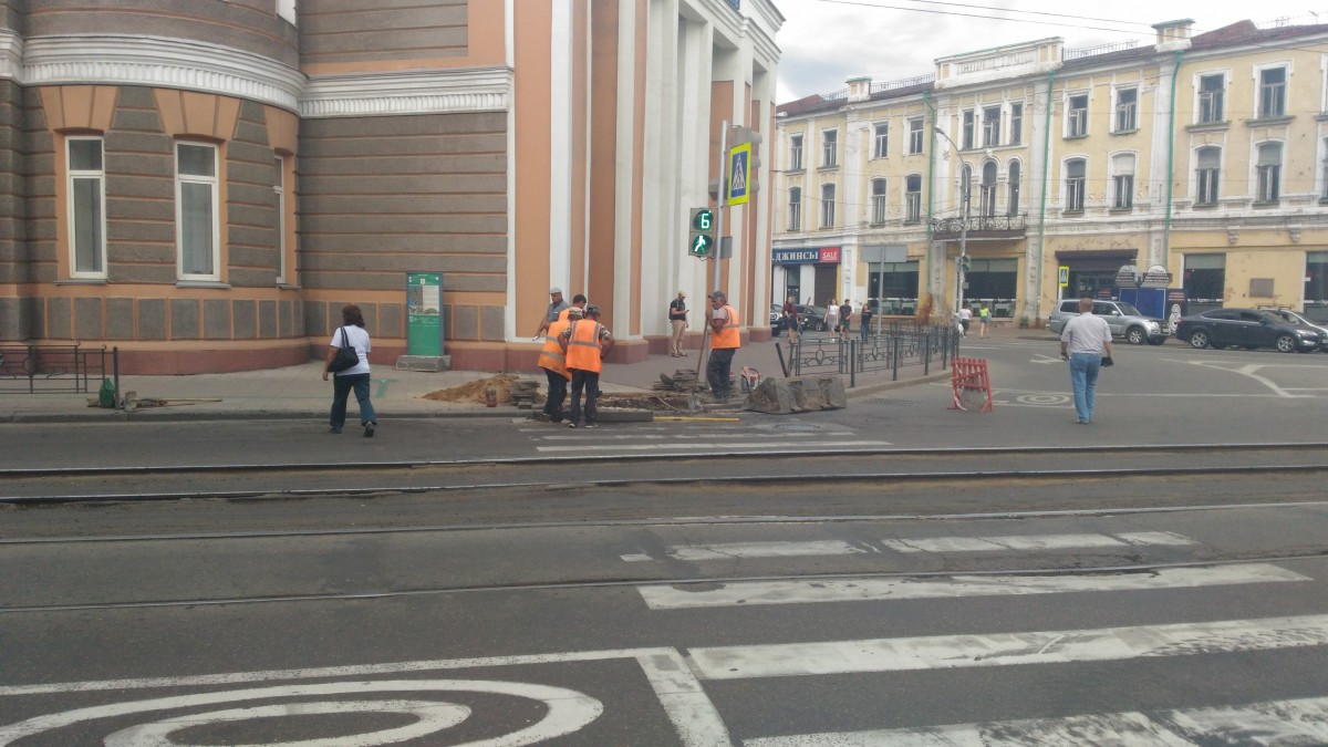 Рабочие положили асфальт на Ленина и выложили плитку на Карла Маркса в Иркутске