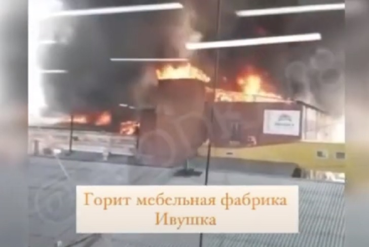 В Усолье-Сибирском загорелась мебельная фабрика «Ивушка»