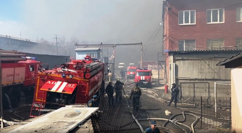Пожарные ликвидировали открытое горение на мебельной фабрике "Ивушка" в Усолье-Сибирском
