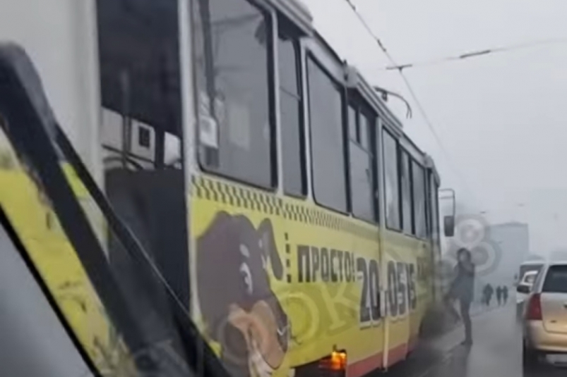 Трамвай горел на Глазовском мосту в Иркутске