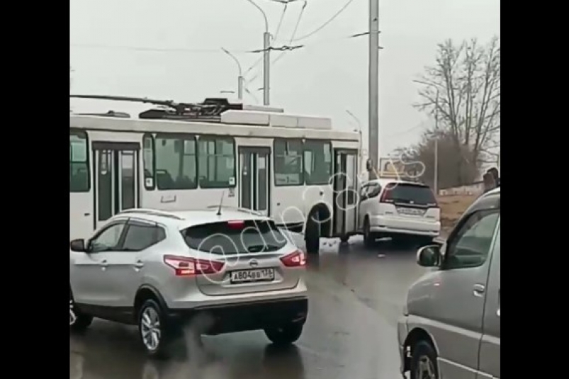 Троллейбус "забодал" иномарку на Маратовском кольце в Иркутске