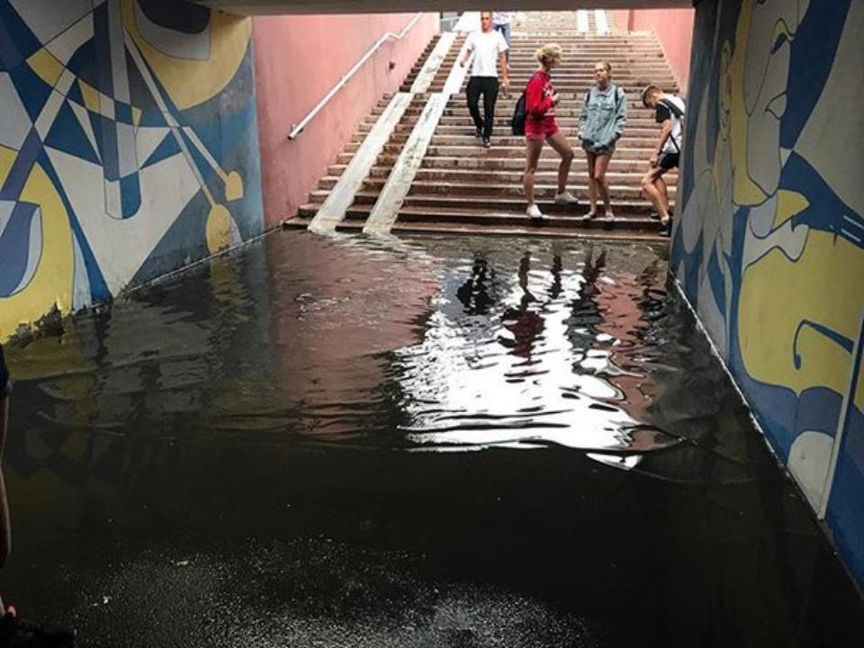 Ливень затопил дороги и подземные переходы в Красноярске