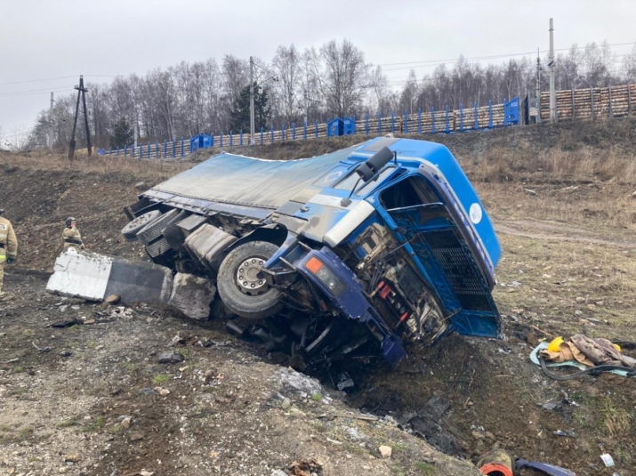 Большегруз опрокинулся на трассе в Иркутской области