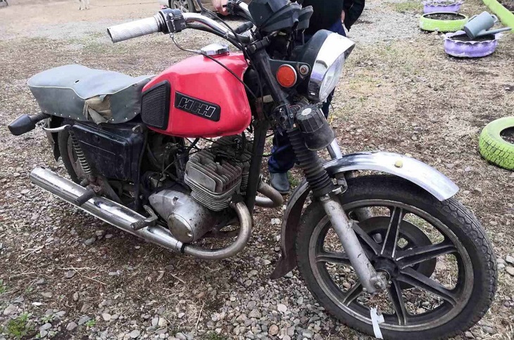 В Эхирит-Булагатском районе пострадали двое подростков, врезавшись на мотоцикле в лошадь