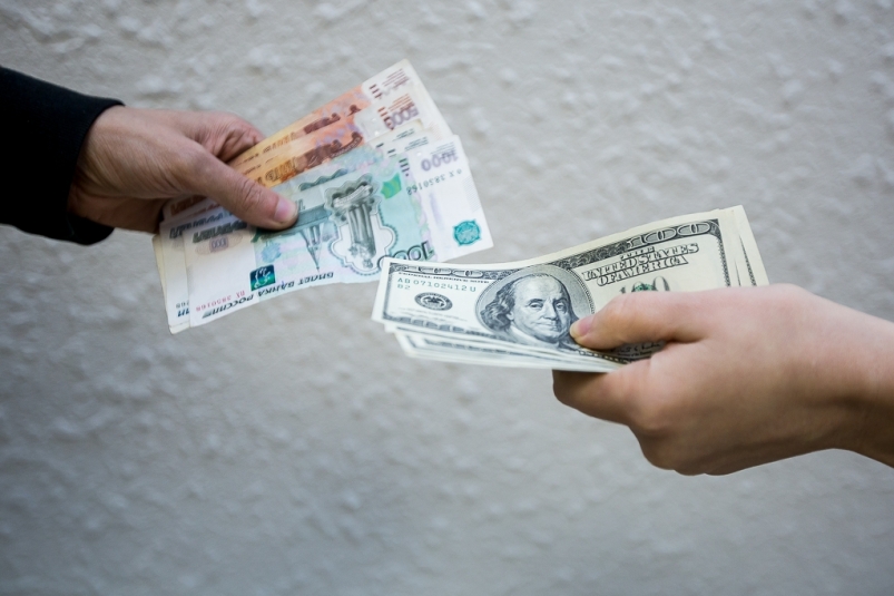 Эксперт предупредил о риске при покупке валюты