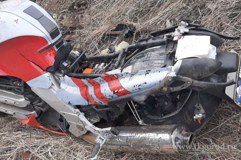 Мотоциклист в Братске без водительских прав врезался в опору рекламной конструкции и получил тяжёлые травмы