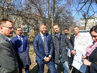 В Иркутске учебное заведение поставило под угрозу жизнь пешеходов установкой ограждения по периметру
