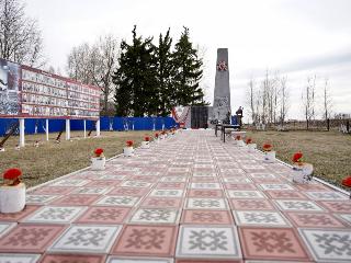 Игорь Кобзев возложил цветы к памятнику погибшим тулунчанам