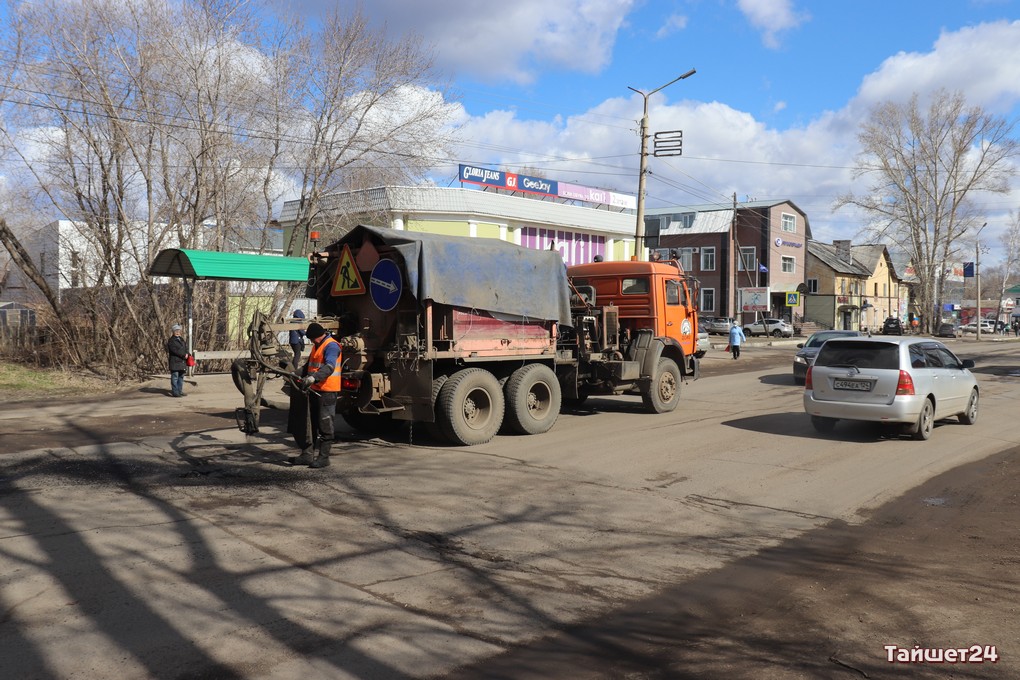 Ямочный ремонт дорог в Тайшете продолжается