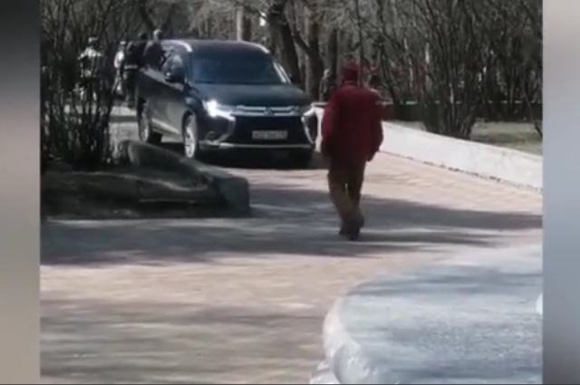 Водитель катался по пешеходным дорожкам парка в Ангарске