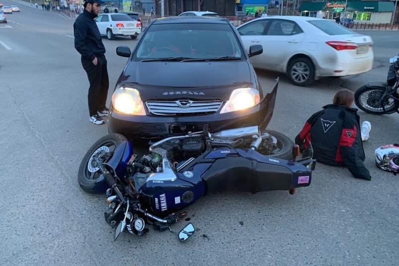 Toyota Corolla столкнулась с мотоциклом на  улице Байкальской в Иркутске