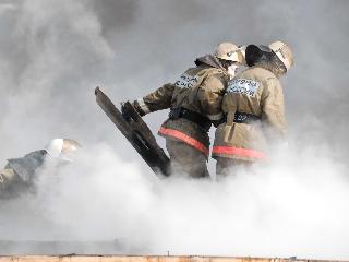 Пожар в многоквартирном жилом доме в Иркутске тушили почти три часа