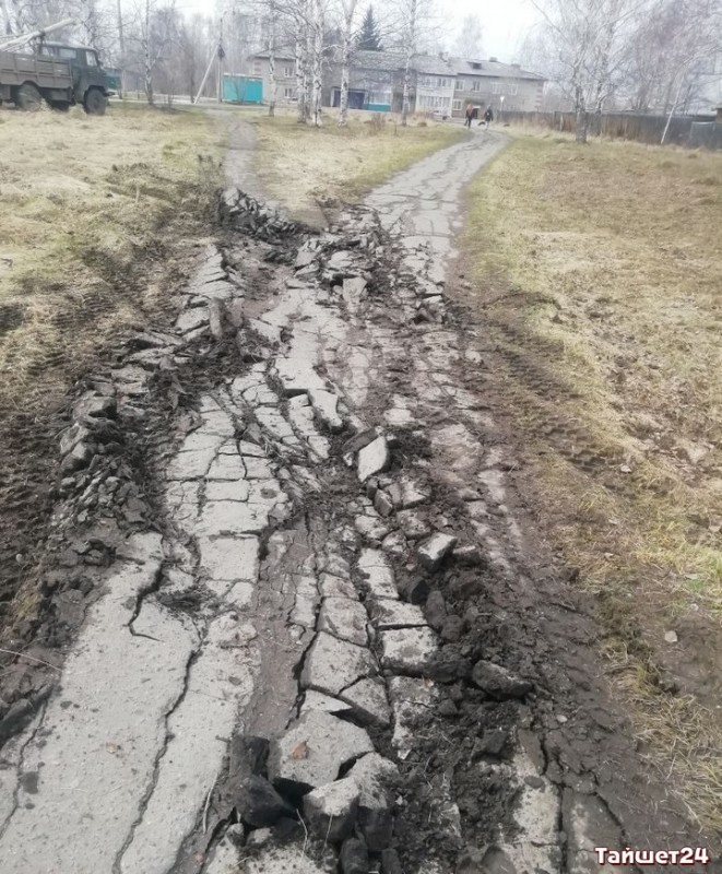 В микрорайоне Пахотищева в Тайшете техникой раздавили тротуар