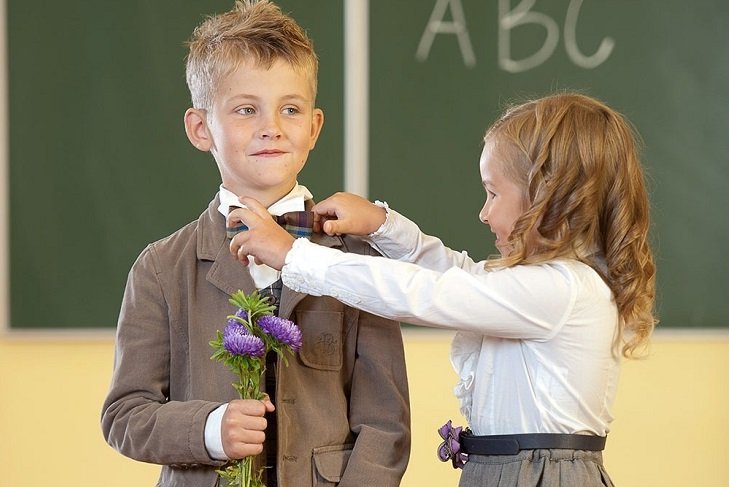 Российским семьям со школьниками перечислят 10 тысяч рублей до 17 августа