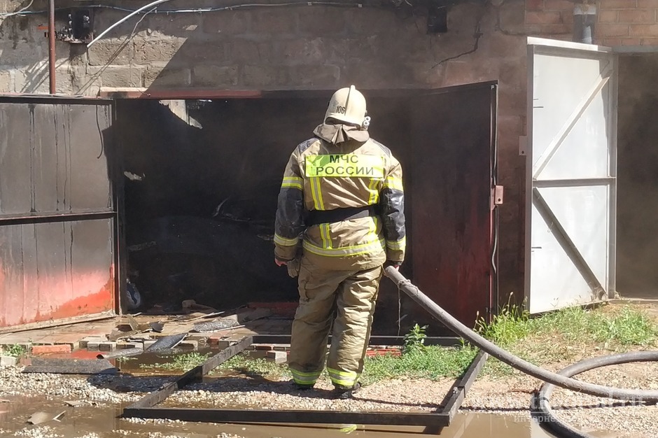 В одном из гаражных кооперативов Братска во время возгорания в боксе пожарные спасли мужчину